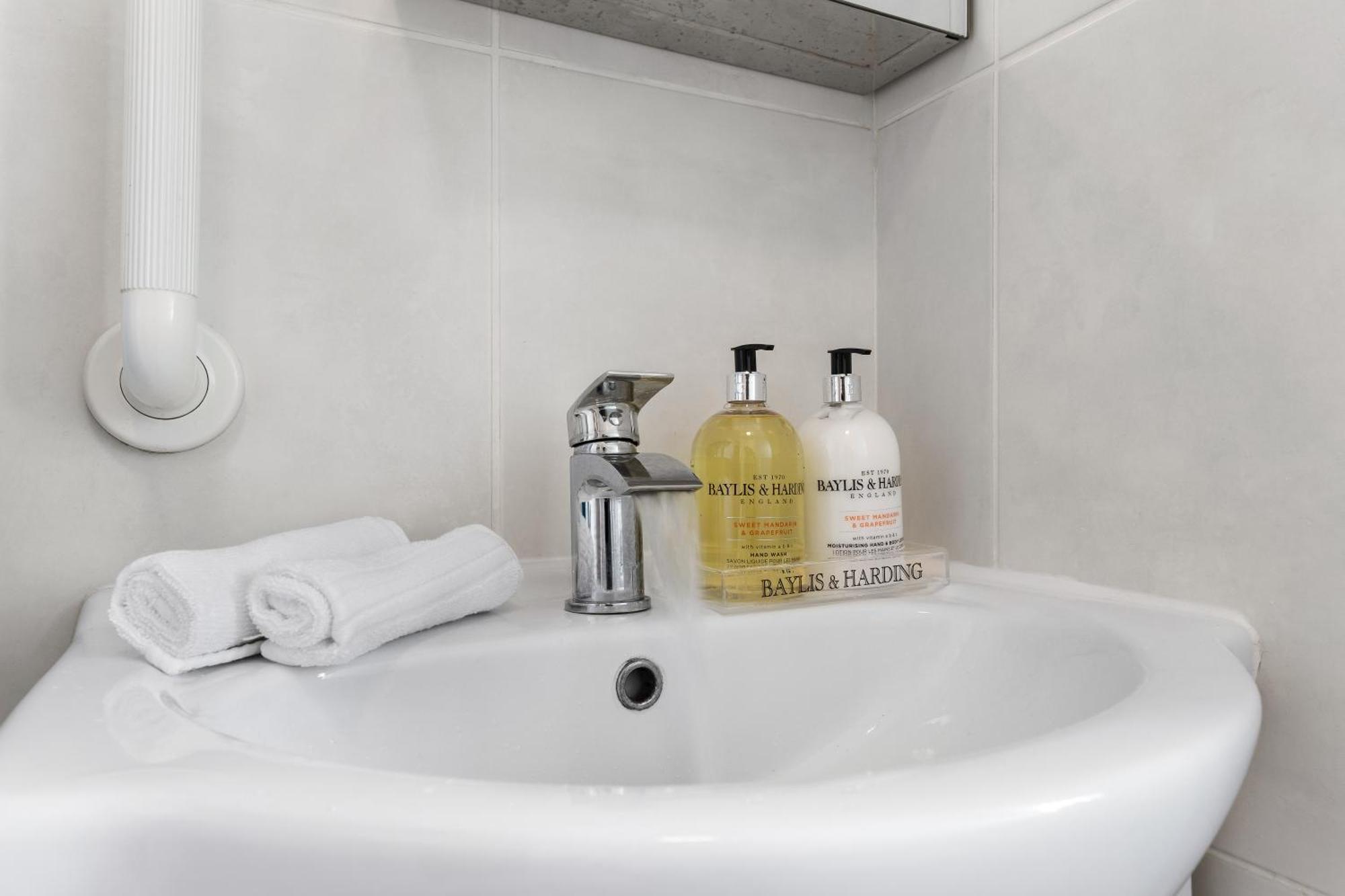 Clapham Serenity Garden Retreat With Free Parking Londen Buitenkant foto